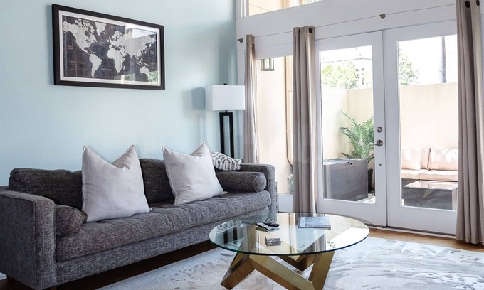 Hitch Village - Fred Wessels Homes Casa | Free Parking|Full Kitchen|Walkable|W/D|Balcony|A/C