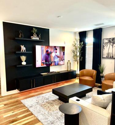 Peachtree Heights West Apartamento | Free Parking, King Bed, 75 inch TV, and Luxury Stay