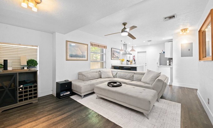 Croissant Park Casa | Free Parking Minutes from Downtown Las Olas