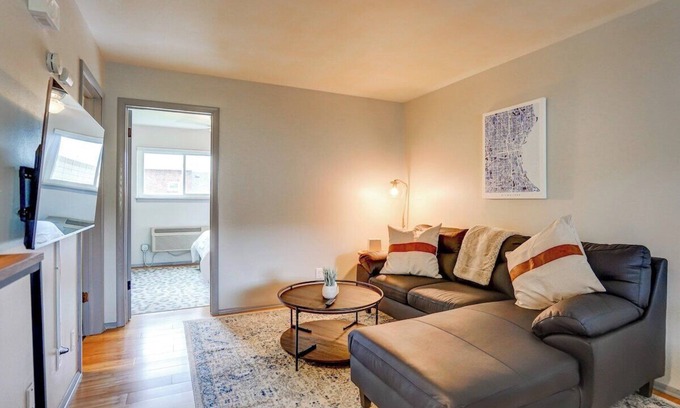 West Allis Apartamento | Free Parking. Private Entrance. Close to Med Center