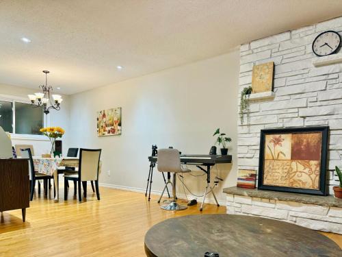 Ottawa Division Casa | Free parking quiet room close to college