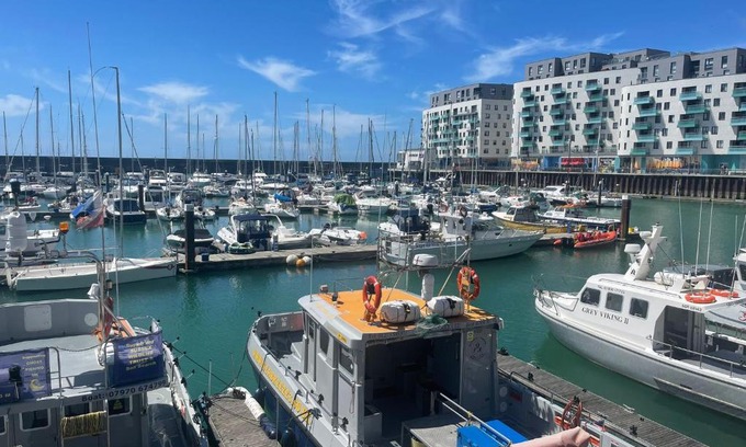 Seafront Apartamento | Free parking * THREE BEDROOM HOUSE SLEEP 6* Brighton Marina* Stunning View