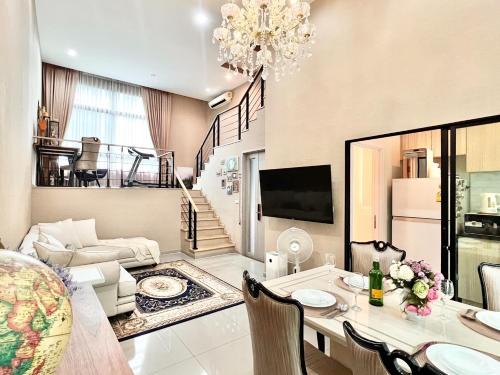 Lat Phrao Apartamento | Free pick up/Stunning Luxury Family Home 3B3B