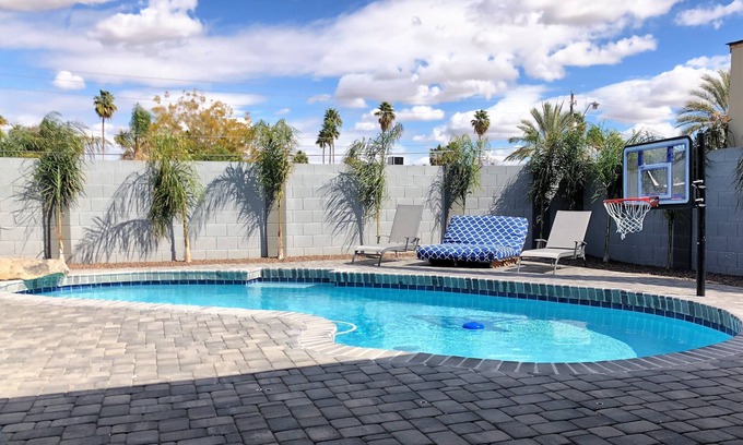 Covey Casa | Bañera de hidromasaje, piscina climatizada GRATUITA, patio trasero increíble, sala de juegos, 4 habitaciones