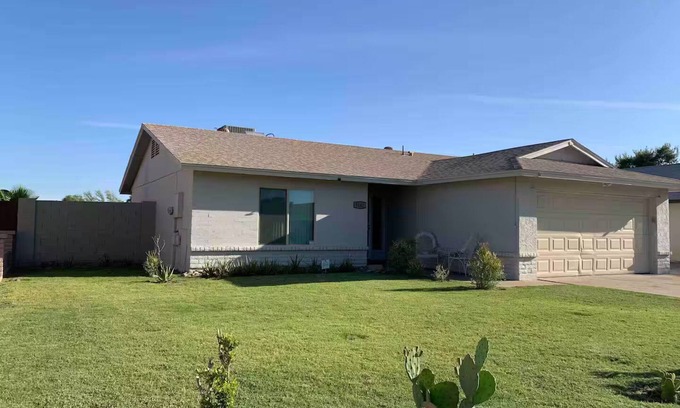 Glendale Casa | Free RV parking, two car garage, fenced backyard, minutes to Westgate