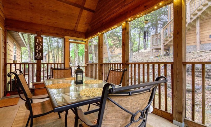 Branson West Cabina | Labor Day Open, Free SdcTickets! Cozy Cabin, Gated Stone Bridge Resorts with Ideal Location!