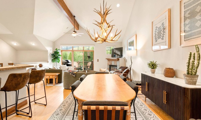 The Highlands Casa | Free Ski Shuttle! Mountain Views & Private Hot Tub