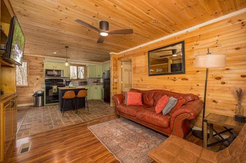 Cosby Casa | Free tickets! Sleeps 10 SECLUDED Cosby cabin on 7 acres w hot tub, game room!