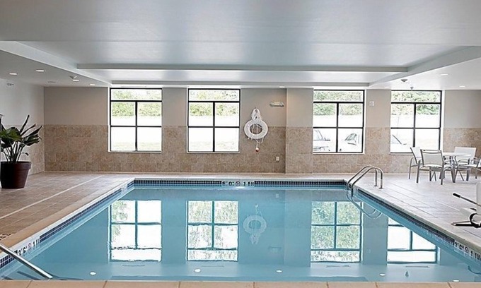 Auburn Hills Condominio | Free Wi-Fi, Free Breakfast + Indoor Pool