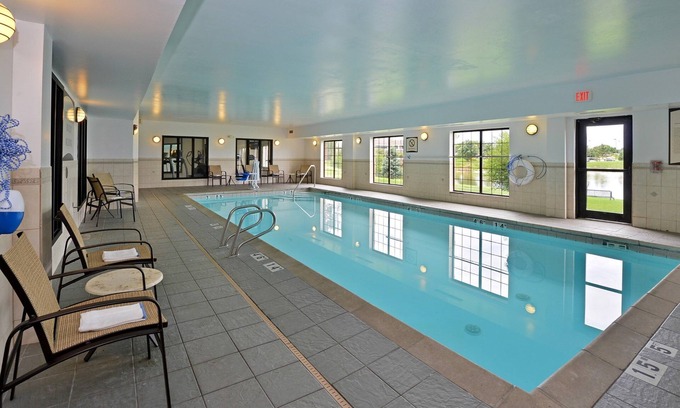 West Des Moines Condominio | Wi-Fi gratuito, piscina cubierta y bañera de hidromasaje | Desayuno gratis + chimenea