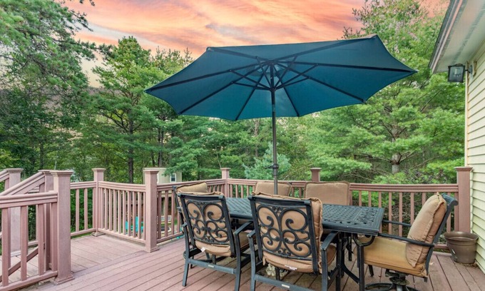 Freedom Casa | Freedom Retreat w/Hot Tub|Fire Pit|Near King Pine