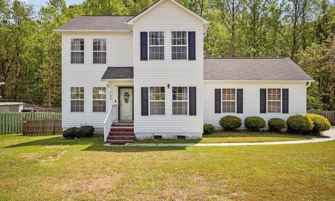 McCutcheon Field Casa | Freedom's Stay - 3-bed/2.5 Bath in Quiet Jacksonville Neighborhood. Pet Friendly
