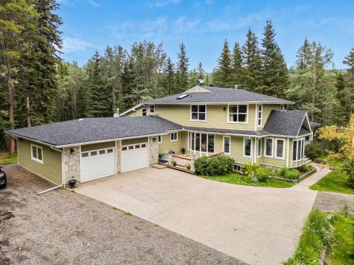 Calgary Casa | Freele Escape Secluded Nature Haven Sleeps 17