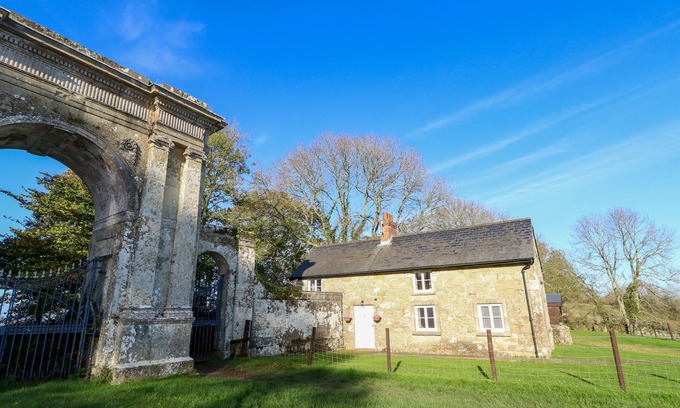 Ventnor Casa | FREEMANTLE LODGE, pet friendly, character holiday cottage in Godshill