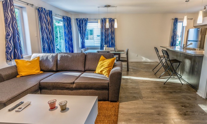 Laval-des-Rapides Condominio | FreeParking Condo 2BRs 4beds AC Wi-Fi Smart TV