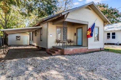 Freetown - Port Rico Casa | Freetown Hideaway-Private Room Shared Kitchen & Free Parking
