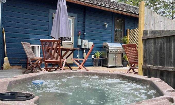 Coxsackie Cabaña | French country cottage, fireplace & hottub