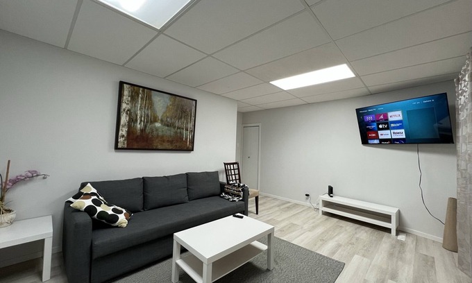 Winnipeg Casa | French district Main floor of the duplex house - clean and quiet - Pet Friendly!
