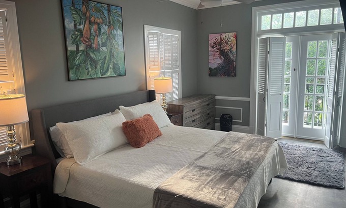 Pascagoula Condominio | French Quarter-Style Downtown Executive Apartment