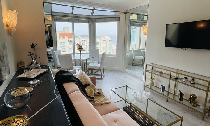 Telegraph Hill Apartamento | French Style /Bay View Penthouse, Security, Gym, Parking