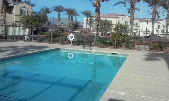 North Las Vegas Casa | Casa de pueblo de temática francesa cerca del Speedway; 20 minutos de Strip / Community Pool / Spa