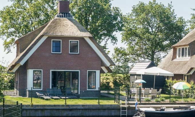 Idskenhuizen Casa | Freonskip is an 8 person child friendly water villa.