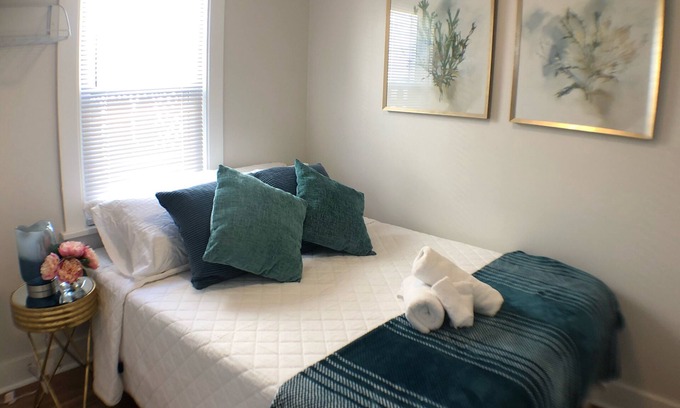 Geneva-on-the-Lake Casa | Fresh 2BDRM Cottage Right on The GOTL Strip! Sleeps 5!