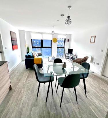 Old Trafford Apartamento | Fresh 2Bed 2Bath Apartment 2mins drive to Man Utd Stadium