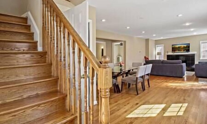 Falls Church Casa | Fresh | 4 bedroom | Luxury | Center | Sunny