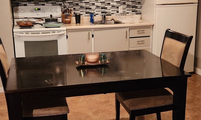 Weyburn Apartamento | Fresh clean all you need home away from home recently painted and updated