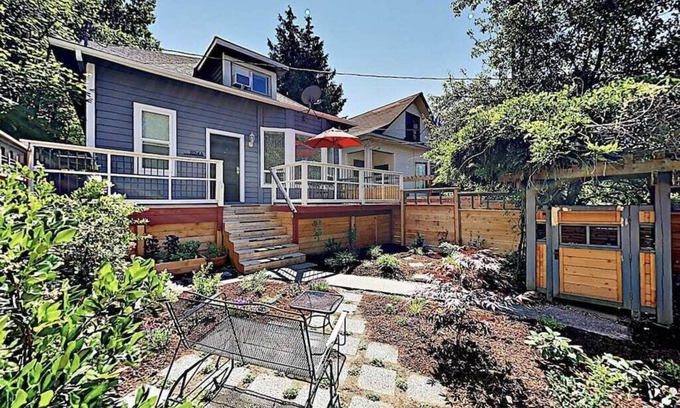 Minor Casa | Fresh & Hip Cap Hill Home – Parking + Fenced Garden Oasis | Walk to FIFA Stadium