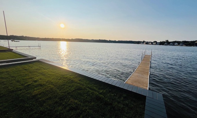 La Porte Casa | Fresh, sleek, retreat on Pine Lake