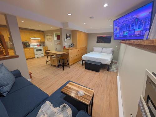 Rossland Apartamento | Fresh Studio Apartment in Central Rossland