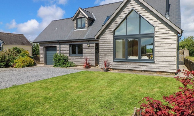 Carew Newton Cabaña | FRESH WINDS, pet friendly, with open fire in Carew