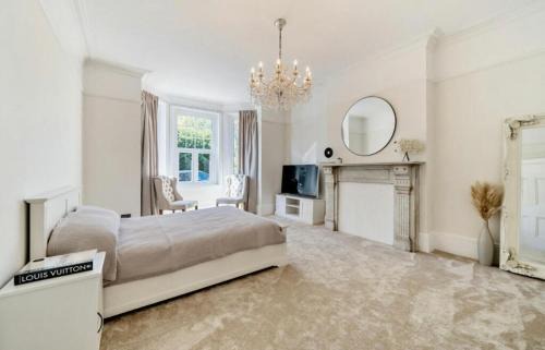 Evesham Apartamento | Freshly decorated 2 bedroom apartment 10 mins from Cotswolds Child Friendly Great location with plenty of nearby free parking freestanding bath and outdoor private terrace area