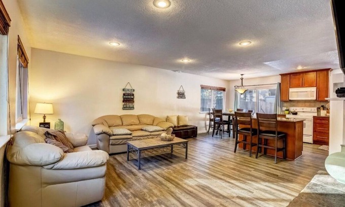 Al Tahoe Cabina | Freshly remodeled lake house in the heart of Tahoe