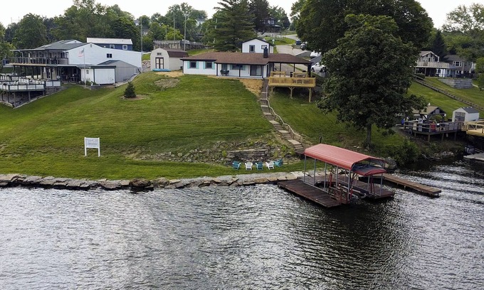 Williamstown Casa | Freshly Renovated 4 BR Lake House, 2 Docks, Free Kayaks, 2 Fire Pits