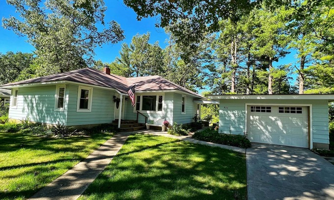 Traverse City Casa | Freshly Renovated Ranch Close to Town and Ready for Summer Fun!