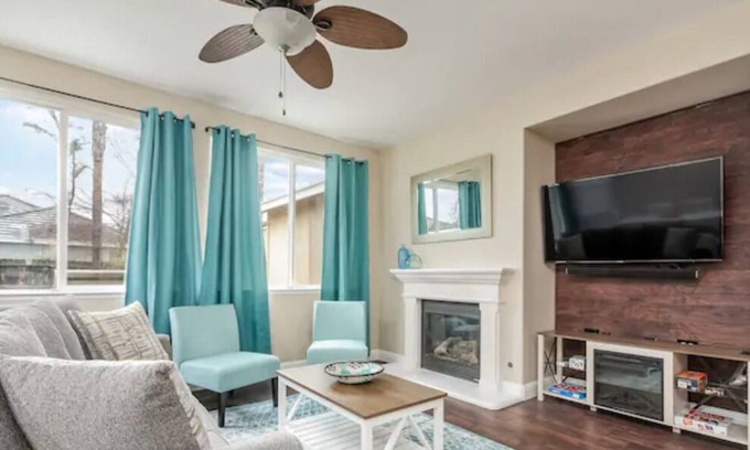 Roosevelt Casa | Fresno House|Fire Pit & Garage|Beautiful Backyard!