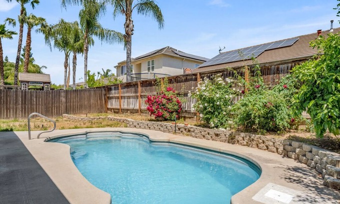 Fresno Casa | Fresno House , Pool , BBQ , Firepit , Garage , 3BD/2BTH