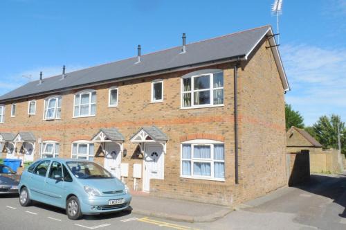 Sittingbourne Casa | Friars Walk houses with 2 bedrooms, 2 bathrooms, fast Wi-Fi and private parking