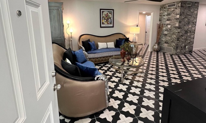 Del Mar Apartamento | Frida Unit #2. Charming 2-bedroom apartment in delightful Corpus Christi.