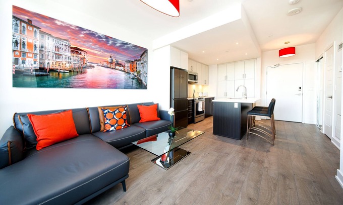 Innisfil Condominio | Friday Harbour Retreat with Courtyard Pool