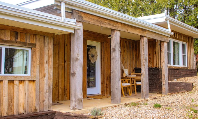 Harrisonburg Cabina | Friendly City Stay! HOT TUB, NEW LISTING!