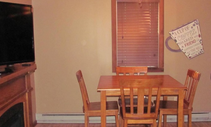 Laurelville Cabaña | Friendly Fawn Cottage with Fishing Pond--Hocking Hills