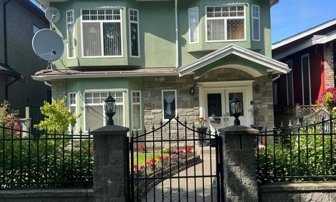 Hastings Casa | Friendly Home, where your family will be close to everything during your stay.