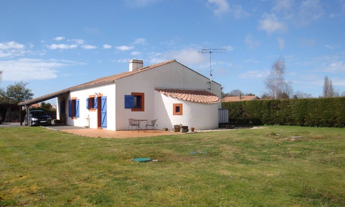 Saint-Urbain Casa | Friendly, sunny, and quiet house with a large wooded garden!
