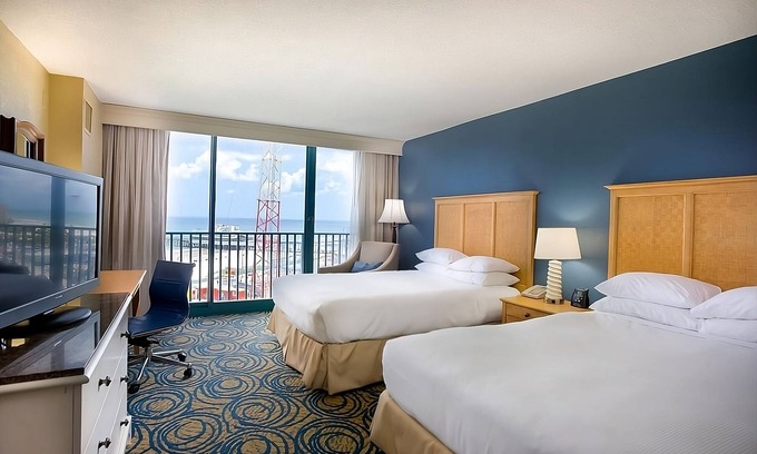 Brush - Stewarts Complejo | Friends and Family Daytona Getaway! FOUR Units! 2 Onsite Pools & Spa, Parking