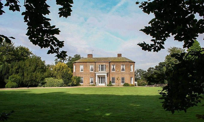 Alkborough Casa | Friends and family mansion with huge grounds and tennis court. Dog friendly