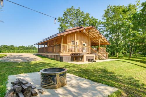 East Fultonham Casa | Friends and Family Rental Cabin with Hot Tub!
